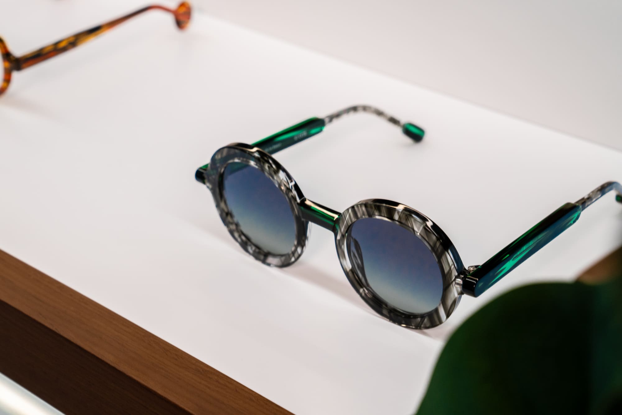 Round designer sunglasses with gradient lenses