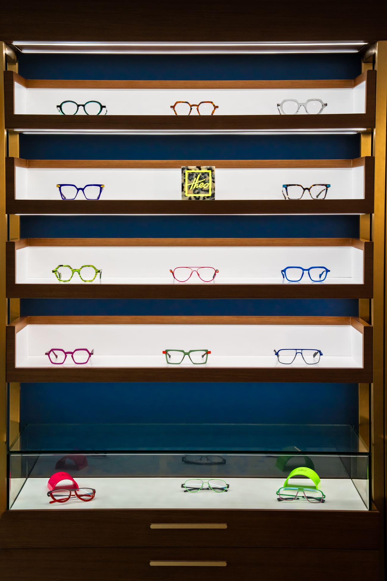 Illuminated cabinet of designer frames