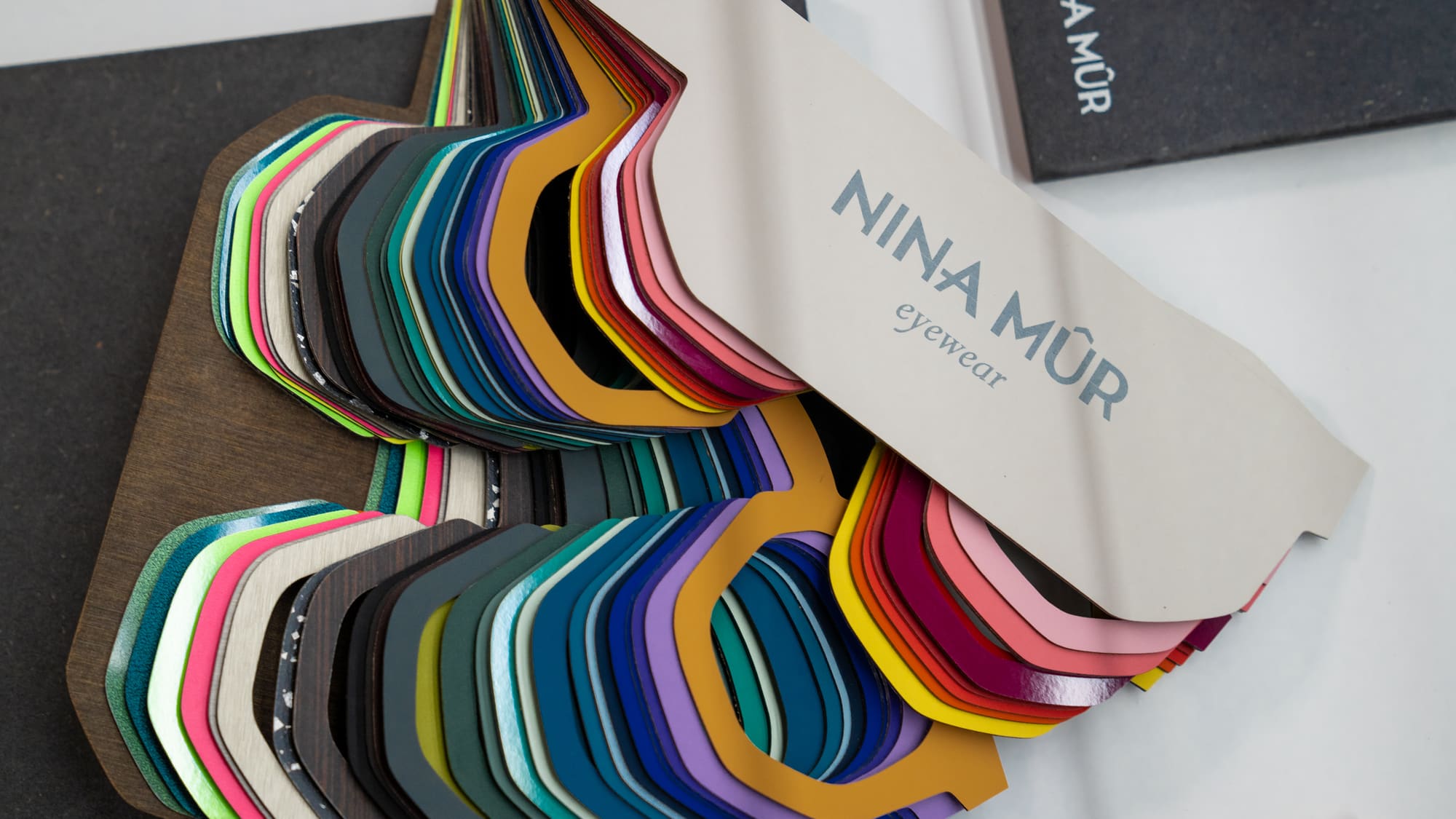 Nina Mûr colour swatch fan